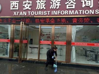 雪中堅守 西安市旅游信息咨詢中心為游客做好服務